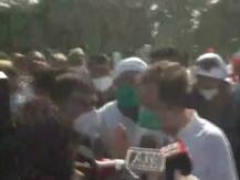 ਹਾਥਰਸ ਪੈਦਲ ਜਾ ਰਹੇ ਰਾਹੁਲ ਗਾਂਧੀ ਨਾਲ ਪੁਲਿਸ ਦੀ ਧੱਕਾ-ਮੁੱਕੀ, ਜ਼ਮੀਨ 'ਤੇ ਡਿੱਗੇ ਰਾਹੁਲ 