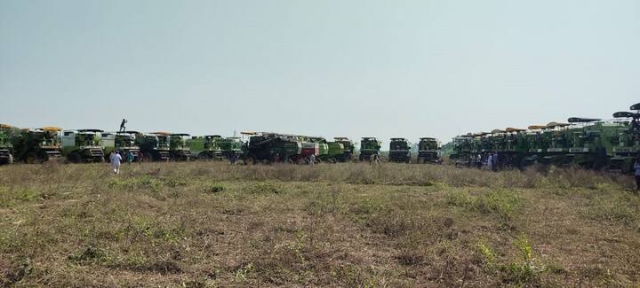 Super Straw Management System ਉਹ ਪੁਰਜਾ ਹੈ ਜੋ ਝੋਨਾ ਵੱਡਦੇ ਸਮੇਂ ਰਹਿੰਦ ਖੂੰਹਦ ਨੂੰ ਛੋਟੇ-ਛੋਟੇ ਟੁਕੜਿਆਂ 'ਚ ਕੱਟ ਦਿੰਦਾ ਹੈ ਤੇ ਪੂਰੇ ਖੇਤ 'ਚ ਇਕਸਾਰ ਖਿਲਾਰ ਦਿੰਦਾ ਹੈ। ਇਸ ਤੋਂ ਬਾਅਦ ਕਿਸਾਨਾਂ ਨੂੰ ਅਗਲੀ ਫਸਲ ਬੀਜਣ ਲਈ ਪਰਾਲੀ ਨੂੰ ਅੱਗ ਨਹੀਂ ਲਾਉਣੀ ਪੈਂਦੀ।