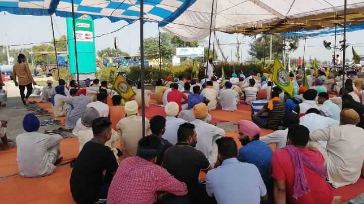 ਕਿਸਾਨ ਲੀਡਰਾਂ ਨੇ ਕਿਹਾ ਕਿਸਾਨ ਰਿਲਾਇੰਸ ਪੈਟਰੋਲ ਪੰਪਾਂ ਤੋਂ ਤੇਲ ਨਾ ਪਵਾਉਣ ਕਿਉਂਕਿ ਇਨ੍ਹਾਂ ਘਰਾਣਿਆਂ ਦੀ ਹੀ ਪੰਜਾਬ ਦੀਆਂ ਜ਼ਮੀਨਾਂ 'ਤੇ ਅੱਖ ਹੈ। 