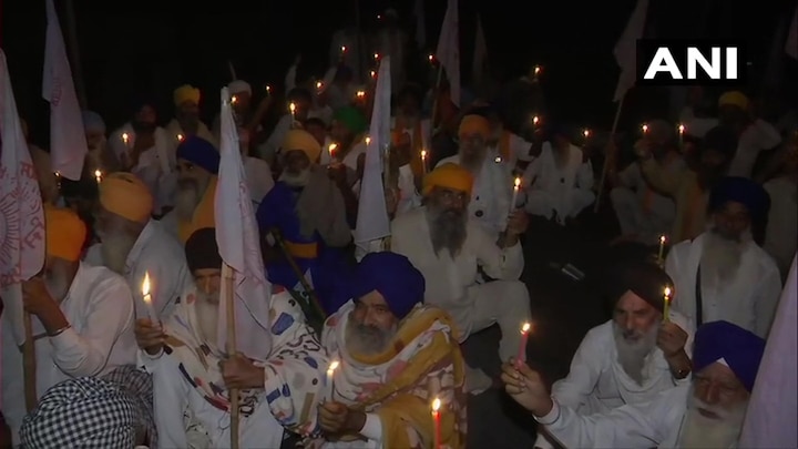 ਕਿਸਾਨ ਮਜ਼ਦੂਰ ਸੰਘਰਸ਼ ਕਮੇਟੀ ਵੱਲੋਂ ਐਤਵਾਰ ਰਾਤ ਅੰਮ੍ਰਿਤਸਰ ਦੇ ਦਾਵੀਦਾਸਪੁਰਾ ਪਿੰਡ 'ਚ ਖੇਤੀ ਬਿੱਲਾਂ ਖਿਲਾਫ ਕਿਸਾਨਾਂ ਨੇ ਹੱਥਾਂ 'ਚ ਮੋਮਬੱਤੀਆਂ ਜਗਾ ਕੇ ਰੋਸ ਜਤਾਇਆ।