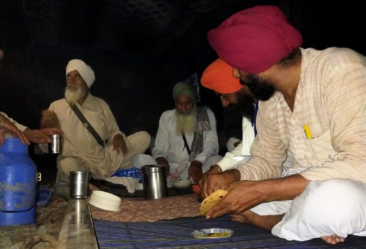 ਕਿਸਾਨਾਂ ਵੱਲੋਂ ਕੀਤੇ ਜਾ ਰਹੇ ਪ੍ਰਦਰਸ਼ਨ 'ਚ ਕਿਸਾਨਾਂ ਵੱਲੋਂ ਹੀ ਮੌਕੇ 'ਤੇ ਲੰਘਰ ਤਿਆਰ ਕਰਕੇ ਪ੍ਰਦਰਸ਼ਨ ਲਈ ਡਟੇ ਲੋਕਾਂ ਨੂੰ ਵਰਤਾਇਆ ਜਾ ਰਿਹਾ ਹੈ।