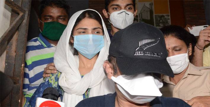 ਰਿਆ ਚੱਕਰਵਰਤੀ ਤੇ ਸ਼ੋਵਿਕ ਦੀ ਨਿਆਇਕ ਹਿਰਾਸਤ ਵਧੀ, ਡਰੱਗਜ਼ ਮਾਮਲੇ 'ਚ ਹੋਈ ਸੀ ਗ੍ਰਿਫ਼ਤਾਰੀ Judicial custody of Riya Chakraborty and Shovik extended ਰਿਆ ਚੱਕਰਵਰਤੀ ਤੇ ਸ਼ੋਵਿਕ ਦੀ ਨਿਆਇਕ ਹਿਰਾਸਤ ਵਧੀ, ਡਰੱਗਜ਼ ਮਾਮਲੇ 'ਚ ਹੋਈ ਸੀ ਗ੍ਰਿਫ਼ਤਾਰੀ