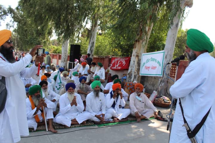 ਕਿਸਾਨਾਂ ਵੱਲੋਂ ਕੇਂਦਰ ਸਰਕਾਰ ਦੇ ਖੇਤੀ ਕਾਨੂੰਨਾਂ ਦਾ ਵਿਰੋਧ ਲਗਾਤਾਰ ਜਾਰੀ ਹੈ। ਅੱਜ ਮੋਗਾ 'ਚ ਕਿਸਾਨ ਜੱਥੇਬੰਦੀਆਂ ਨੇ ਮੋਗਾ ਰੇਲਵੇ ਸਟੇਸ਼ਨ ਤੇ ਧਰਨਾ ਮੱਲਿਆ ਅਤੇ ਸਰਕਾਰ ਖਿਲਾਫ ਵਿਰੋਧ ਜ਼ਾਹਰ ਕੀਤਾ।ਵੇਖੋ ਕੁੱਝ ਖ਼ਾਸ ਤਸਵੀਰਾਂ