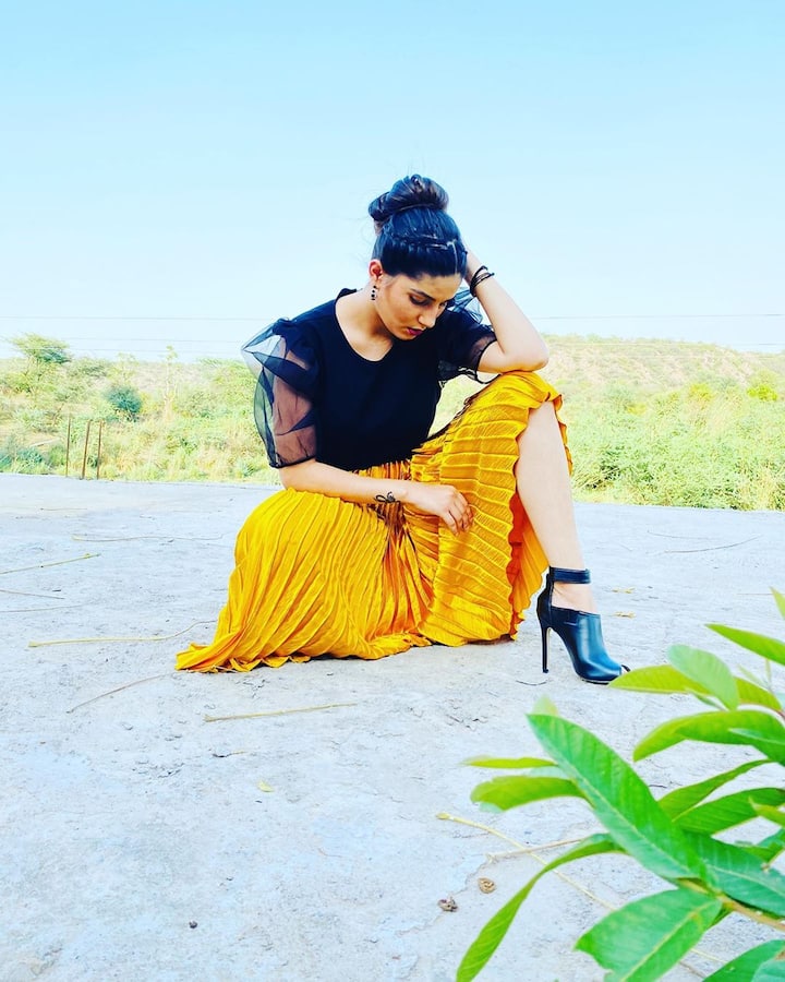 ਸਪਨਾ ਦੇ ਪਤੀ ਨੇ ਫੇਸਬੁੱਕ ਲਾਈਵ 'ਤੇ ਕਿਹਾ- ਜਿਹੜੇ ਮੇਰੇ ਭਰਾ ਹਨ, ਛੋਟੇ ਜਾਂ ਵੱਡੇ... ਉਹ ਸੁਣ ਲਿਓ...ਇਹ ਤੁਹਾਡੇ ਲਈ ਬਹੁਤ ਖੁਸ਼ੀ ਦੀ ਗੱਲ ਹੈ ... ਮੇਰੇ ਭਰਾ ਥਾਰਾ ਭਾਈ ਬਾਪੂ ਬਣ ਗਿਆ। ਅੱਜ ਮੈਂ ਸਿਰਫ ਇੱਕ ਗਾਇਕ ਕਲਾਕਾਰ ਨਹੀਂ, ਬਲਕਿ ਇੱਕ ਜ਼ਿੰਮੇਵਾਰ ਪਰਿਵਾਰ ਵਾਲਾ ਬੋਲ ਰਿਹਾ ਹਾਂ।