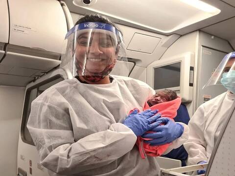 ਹਵਾ 'ਚ ਨਵੀਂ ਜ਼ਿੰਦਗੀ: ਮਹਿਲਾ ਨੇ ਫਲਾਈਟ 'ਚ ਦਿੱਤਾ ਬੱਚੇ ਨੂੰ ਜਨਮ, ਇੰਝ ਕੀਤਾ ਗਿਆ ਸੁਆਗਤ ਹਵਾ 'ਚ ਨਵੀਂ ਜ਼ਿੰਦਗੀ: ਮਹਿਲਾ ਨੇ ਫਲਾਈਟ 'ਚ ਦਿੱਤਾ ਬੱਚੇ ਨੂੰ ਜਨਮ, ਇੰਝ ਕੀਤਾ ਗਿਆ ਸੁਆਗਤ