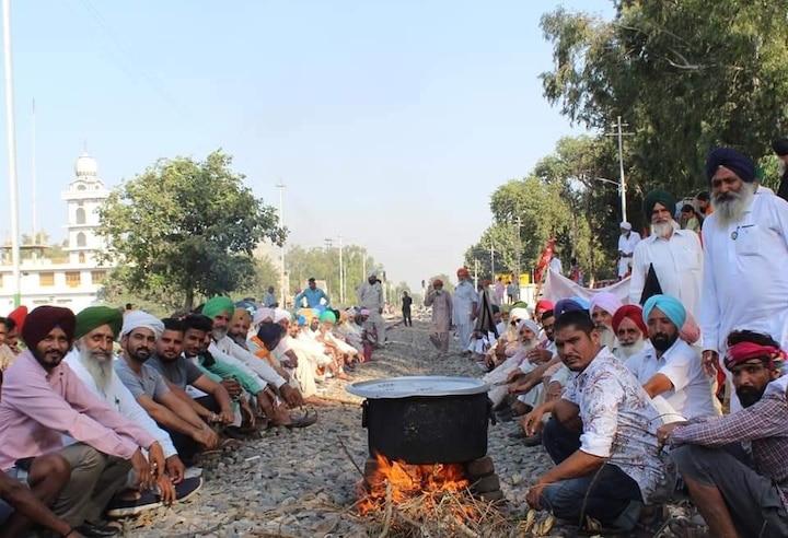 ਪੰਜਾਬ ਭਰ 'ਚ ਖੇਤੀ ਕਾਨੂੰਨਾਂ ਖਿਲਾਫ ਅੰਦੋਲਨ ਜਾਰੀ ਹੈ। ਰੇਲਵੇ ਲਾਈਨਾਂ 'ਤੇ ਜਿੱਥੇ ਕਦੇ ਟਰੇਨ ਦੌੜਦੀ ਹੁੰਦੀ ਸੀ, ਓਥੇ ਕਿਸਾਨਾਂ ਨੇ ਆਪਣੇ ਮੋਰਚਿਆਂ ਲਈ ਚੁੱਲ੍ਹੇ ਬਣਾ ਕੇ ਅੱਗ ਬਾਲ ਲਈ ਹੈ।