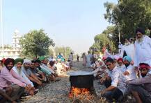 ਕਿਸਾਨਾਂ ਨੇ ਪਟੜੀਆਂ 'ਤੇ ਤਪਾਏ ਚੁੱਲੇ, ਸੰਘਰਸ਼ ਹੋਰ ਤਪਾਉਣ ਦੇ ਸੰਕੇਤ