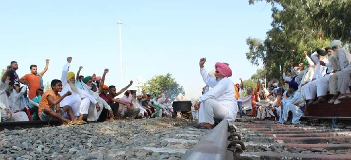 ਇਹ ਮੋਗਾ ਦਾ ਰੇਲਵੇ-ਸਟੇਸ਼ਨ ਹੈ, ਇੱਥੇ ਬੈਠੇ ਲੋਕ ਕਿਸੇ ਮਾਲ ਗੱਡੀ ਜਾਂ ਸਵਾਰੀ ਗੱਡੀ ਦੀ ਉਡੀਕ ਨਹੀਂ ਕਰ ਰਹੇ। 