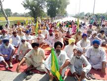 ਸੜਕਾਂ 'ਤੇ ਡਟੇ ਕਿਸਾਨ, ਰਾਹਗੀਰਾਂ ਨੇ ਵੀ ਦਿੱਤਾ ਪੂਰਾ ਸਾਥ