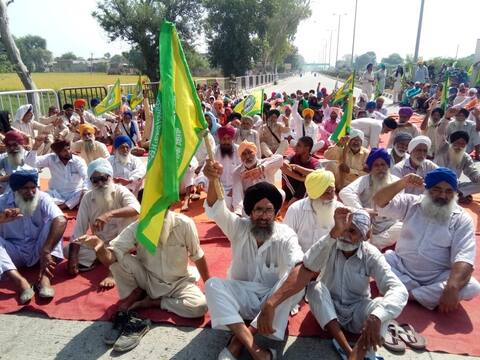 ਸੜਕਾਂ 'ਤੇ ਡਟੇ ਕਿਸਾਨ, ਰਾਹਗੀਰਾਂ ਨੇ ਵੀ ਦਿੱਤਾ ਪੂਰਾ ਸਾਥ ਸੜਕਾਂ 'ਤੇ ਡਟੇ ਕਿਸਾਨ, ਰਾਹਗੀਰਾਂ ਨੇ ਵੀ ਦਿੱਤਾ ਪੂਰਾ ਸਾਥ