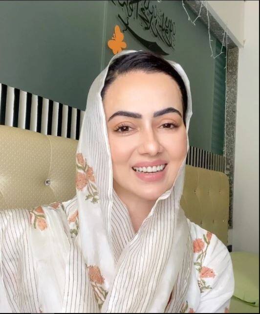 ਸਨਾ ਨੇ ਲਿਖਿਆ, “ਮੇਰੇ ਸਾਰੇ ਭੈਣ-ਭਰਾਵਾਂ ਨੂੰ ਬੇਨਤੀ ਹੈ ਕਿ ਤੁਸੀਂ ਮੇਰੇ ਲਈ ਅਰਦਾਸ ਕਰੋ ਕਿ ਅੱਲਾ ਤਾਲਾ ਮੇਰੀ ਤਾਉਬਾ ਨੂੰ ਪ੍ਰਵਾਨ ਕਰੇ। ਅੰਤ ਵਿੱਚ, ਮੈਂ ਆਪਣੇ ਸਾਰੇ ਭੈਣਾਂ-ਭਰਾਵਾਂ ਨੂੰ ਬੇਨਤੀ ਕਰਦੀ ਹਾਂ ਕਿ ਉਹ ਮੈਨੂੰ ਕਿਸੇ ਸ਼ੋਅ ਦੇ ਕੰਮ ਲਈ ਨਾ ਬੁਲਾਉਣ। ਤੁਹਾਡਾ ਬਹੁਤ ਧੰਨਵਾਦ ਹੈ।