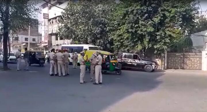 ਜਲੰਧਰ ਦੇ ਲਾਰਡ ਵਾਲਮੀਕਿ ਚੌਕ ਵਿਖੇ ਭਾਰੀ ਪੁਲਿਸ ਮੁਲਾਜ਼ਮ ਤਾਇਨਾਤ ਹੈ।