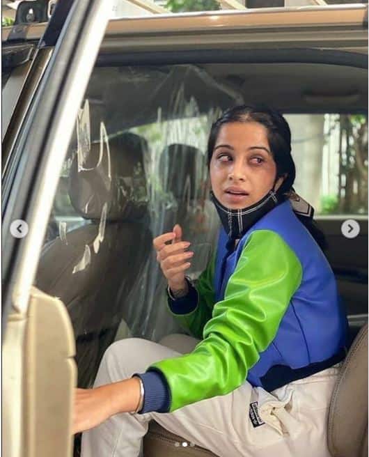 ਅਸਲ 'ਚ ਰਿਪੋਰਟਾਂ ਮੁਤਾਬਕ ਇਹ ਦੱਸਿਆ ਜਾ ਰਿਹਾ ਹੈ ਕਿ ਨਿੱਕੀ ਤੰਬੋਲੀ ਨੇ ਟਾਸਕ ਦੌਰਾਨ ਸਾਰਾ ਗੁਰਪਾਲ 'ਤੇ ਆਪਣੇ ਐਕਰੀਲਿਕ ਨਹੁੰਆਂ ਨਾਲ ਹਮਲਾ ਕੀਤਾ। ਇਮਿਊਨਿਟੀ ਟਾਸਕ ਦੌਰਾਨ ਸਾਰਾ ਇੱਕ ਬੁਲਡੋਜ਼ਰ ਵਿੱਚ ਬੈਠੀ ਸੀ ਤੇ ਨਿੱਕੀ ਉਨ੍ਹਾਂ ਨੂੰ ਉਥੋਂ ਚੁੱਕਣ ਦੀ ਕੋਸ਼ਿਸ਼ ਕਰ ਰਹੀ ਸੀ। ਇਸ ਦੌਰਾਨ ਨਿੱਕੀ ਦੇ ਨਹੁੰ ਸਾਰਾ ਦੀਆਂ ਅੱਖਾਂ 'ਚ ਲੱਗੇ।