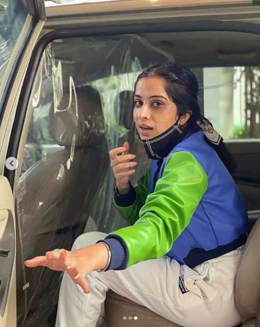 ਇਸ ਦੇ ਨਾਲ ਹੀ ਸਾਰਾ ਗੁਰਪਾਲ ਦੀਆਂ ਜ਼ਖਮੀ ਅੱਖਾਂ ਦੀਆਂ ਤਸਵੀਰਾਂ ਸੋਸ਼ਲ ਮੀਡੀਆ 'ਤੇ ਕਾਫੀ ਵਾਇਰਲ ਹੋ ਰਹੀ ਹੈ। ਸਾਰਾ ਗੁਰਪਾਲ ਅੱਖਾਂ ਦੇ ਇਲਾਜ ਲਈ ਘਰ ਤੇ ਗੇਮ ਤੋਂ ਬਾਹਰ ਆ ਗਈ ਹੈ।