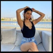 ਆਪਣੇ ਸਾਂਵਲੇ ਰੰਗ ਦੀ ਪ੍ਰਵਾਹ ਨਹੀਂ ਕਰਦੀ ਸ਼ਾਹਰੁਖ ਦੀ ਧੀ, ਦੇਖੋ ਗਲੈਮਰਸ ਅੰਦਾਜ਼ 'ਚ ਤਸਵੀਰਾਂ