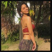 ਆਪਣੇ ਸਾਂਵਲੇ ਰੰਗ ਦੀ ਪ੍ਰਵਾਹ ਨਹੀਂ ਕਰਦੀ ਸ਼ਾਹਰੁਖ ਦੀ ਧੀ, ਦੇਖੋ ਗਲੈਮਰਸ ਅੰਦਾਜ਼ 'ਚ ਤਸਵੀਰਾਂ