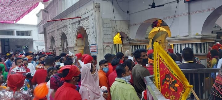 ਅੰਮ੍ਰਿਤਸਰ ਦੇ ਦੁਰਗਿਆਣਾ ਮੰਦਰ ਵਿੱਚ ਸਥਿਤ ਹਨੂਮਾਨ ਮੰਦਿਰ ਵਿਖੇ ਸ਼ਨੀਵਾਰ ਵਿਸ਼ਵ ਪ੍ਰਸਿੱਧ ਲੰਗੂਰ ਮੇਲਾ ਧੂਮਧਾਮ ਨਾਲ ਸ਼ੁਰੂ ਹੋ ਗਿਆ। ਜੋ ਦਸ ਦਿਨ ਲਗਾਤਾਰ ਚੱਲੇਗਾ।