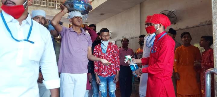 ਬੱਚਿਆਂ ਤੋਂ ਲੈ ਕੇ ਵੱਡੀ ਉਮਰ ਦੇ ਨੌਜਵਾਨ ਅਤੇ ਵਿਅਕਤੀ ਲੰਗੂਰ ਦੀ ਵੇਸਭੂਸ਼ਾ ਵਿੱਚ ਤਿਆਰ ਹੋ ਕੇ ਮੰਦਰ 'ਚ ਨਤਮਸਤਕ ਹੁੰਦੇ ਹਨ।