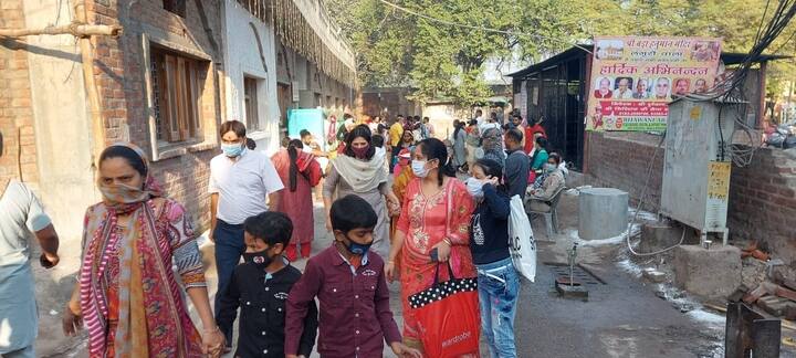  ਕੋਰੋਨਾ ਵਾਇਰਸ ਕਾਰਨ ਮੰਦਰ 'ਚ ਰੁਕਣ ਦੀ ਇਜਾਜ਼ਤ ਨਹੀਂ ਹੈ ਸਿਰਫ ਮੱਥਾ ਟੇਕਣ ਦੀ ਇਜਾਜ਼ਤ ਹੈ।