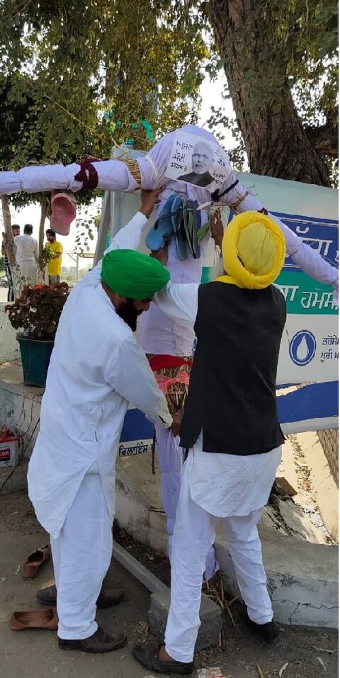 ਖੇਤੀ ਕਾਨੂੰਨਾਂ 'ਤੇ ਕਿਸਾਨਾਂ ਦਾ ਰੋਹ ਬਰਕਰਾਰ, ਦਿਨ ਬ ਦਿਨ ਸੰਘਰਸ਼ ਹੋ ਰਿਹਾ ਤੇਜ਼, ਦੇਖੋ ਤਸਵੀਰਾਂ ਖੇਤੀ ਕਾਨੂੰਨਾਂ 'ਤੇ ਕਿਸਾਨਾਂ ਦਾ ਰੋਹ ਬਰਕਰਾਰ, ਦਿਨ ਬ ਦਿਨ ਸੰਘਰਸ਼ ਹੋ ਰਿਹਾ ਤੇਜ਼, ਦੇਖੋ ਤਸਵੀਰਾਂ