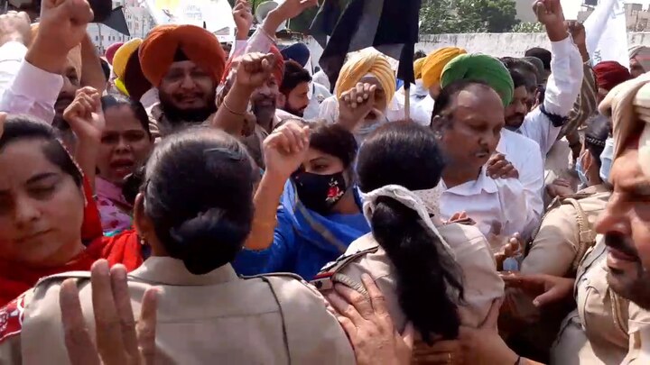 ਬਠਿੰਡਾ ਵਿਖੇ ਅੱਜ ਆਮ ਆਦਮੀ ਪਾਰਟੀ ਦੇ ਵਿਧਾਇਕ ਬਲਜਿੰਦਰ ਕੌਰ ਅਤੇ ਰੁਪਿੰਦਰ ਕੌਰ ਰੂਬੀ ਵੱਲੋਂ ਖਜ਼ਾਨਾ ਮੰਤਰੀ ਮਨਪ੍ਰੀਤ ਸਿੰਘ ਬਾਦਲ ਦੇ ਦਫ਼ਤਰ ਦਾ ਘਿਰਾਓ ਕੀਤਾ ਗਿਆ।