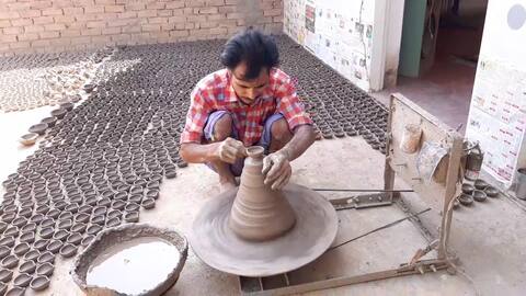 ਕੋਰੋਨਾ ਨੇ ਮੱਠਾ ਕੀਤਾ ਦੀਵਾਲੀ ਦਾ ਚਾਅ, ਸੁਣੋ ਮਿੱਟੀ ਦੇ ਦੀਵੇ ਬਣਾਉਣ ਵਾਲਿਆਂ ਦਾ ਦਰਦ ਕੋਰੋਨਾ ਨੇ ਮੱਠਾ ਕੀਤਾ ਦੀਵਾਲੀ ਦਾ ਚਾਅ, ਸੁਣੋ ਮਿੱਟੀ ਦੇ ਦੀਵੇ ਬਣਾਉਣ ਵਾਲਿਆਂ ਦਾ ਦਰਦ