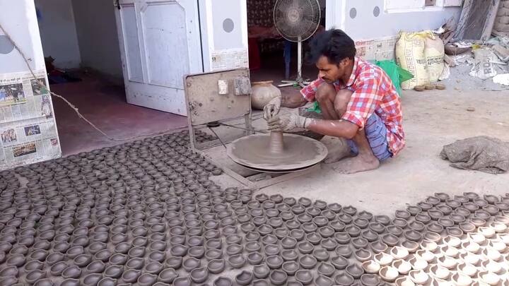 ਬਠਿੰਡਾ ਵਿੱਚ ਕੋਰੋਨਾ ਦੀ ਮਾਰ ਹੇਠ ਆਏ ਮਿੱਟੀ ਦੇ ਦੀਵੇ ਬਣਾਉਣ ਵਾਲਿਆਂ ਦਾ ਕਾਰੋਬਾਰ ਪਹਿਲਾਂ ਨਾਲੋਂ ਘੱਟ ਗਿਆ ਹੈ।