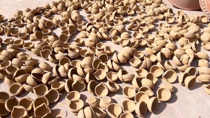 ਇਸ ਵਾਰੀ ਉਨ੍ਹਾਂ ਦੇ ਚਿਹਰਿਆਂ ‘ਤੇ ਉਦਾਸੀ ਛਾਈ ਹੈ। ਦੀਵੇ ਬਣਾਉਣ ਵਾਲਿਆਂ ਦੇ ਹਰ ਸਾਲ 3 ਤੋਂ 4 ਮਹੀਨੇ ਪਹਿਲਾਂ ਦੀਵਾਲੀ ਤੋਂ ਦੀਵੇ ਬਣਾਉਂਦੇ ਸੀ ਜੋ ਕਿ ਇਸ ਵਾਰ ਸਿਰਫ਼ 20 ਤੋਂ 25 ਦਿਨ ਪਹਿਲਾਂ ਦੀਵੇ ਬਣਾਉਣ ਜਾ ਰਹੇ ਹਨ।