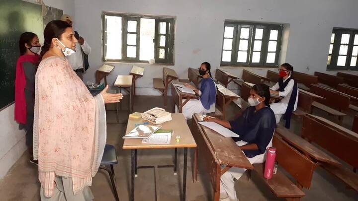  ਹਾਲਾਂਕਿ ਸਕੂਲ ਆਉਣ ਵਾਲੇ ਬੱਚਿਆਂ ਦਾ ਟੈਂਪਰੇਚਰ ਚੈੱਕ ਕਰਨ ਵਾਲਾ ਮੀਟਰ ਨਹੀਂ ਦੇਖਿਆ ਗਿਆ। ਜਿੱਥੇ ਬਹੁਤ ਘੱਟ ਬੱਚੇ ਸਕੂਲ ਵਿੱਚ ਦਾਖਲ ਹੁੰਦੇ ਦਿਖਾਈ ਦਿੱਤੇ, ਉੱਥੇ ਹੀ ਸਕੂਲ ਦੇ ਪ੍ਰਿੰਸੀਪਲ ਗੁਰਮੇਲ ਸਿੰਘ ਨੇ ਕਿਹਾ ਕਿ ਸਰਕਾਰ ਤੇ ਪ੍ਰਸ਼ਾਸਨ ਵੱਲੋਂ ਜਾਰੀ ਹਦਾਇਤਾਂ ਮੁਤਾਬਕ ਹੀ ਸਕੂਲ ਖੋਲ੍ਹੇ ਗਏ ਹਨ।