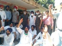 ਪੰਜਾਬ ਭਵਨ 'ਚ ਰੋਕੀ ਮਜੀਠੀਆ ਦੀ ਐਂਟਰੀ, ਬਾਹਰ ਬੈਠ ਹੀ ਲਾਏ ਮੁਰਦਾਬਾਦ ਦੇ ਨਾਅਰੇ