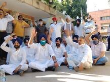 ਪੰਜਾਬ ਭਵਨ 'ਚ ਰੋਕੀ ਮਜੀਠੀਆ ਦੀ ਐਂਟਰੀ, ਬਾਹਰ ਬੈਠ ਹੀ ਲਾਏ ਮੁਰਦਾਬਾਦ ਦੇ ਨਾਅਰੇ