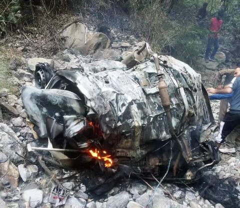 ਭਿਆਨਕ ਸੜਕ ਹਾਦਸੇ 'ਚ 4 ਲੋਕਾਂ ਦੀ ਮੌਤ ਭਿਆਨਕ ਸੜਕ ਹਾਦਸੇ 'ਚ 4 ਲੋਕਾਂ ਦੀ ਮੌਤ