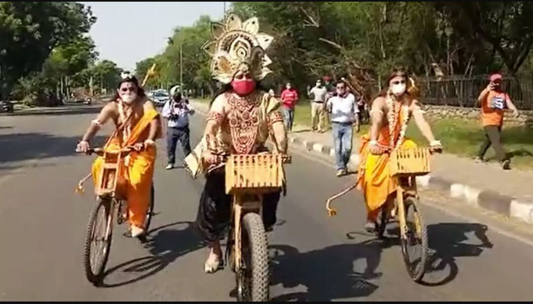 Ram, Laxman and Ravana cycled around Chandigarh and spread awareness about coronavirus ਸਾਈਕਲ ਚਲਾ ਕੇ ਚੰਡੀਗੜ੍ਹ 'ਚ ਘੁੰਮੇ ਰਾਮ, ਲਕਸ਼ਮਣ ਤੇ ਰਾਵਣ, ਕੀਤਾ ਇਹ ਚੰਗਾ ਕੰਮ 