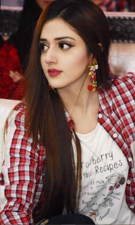 ਖੂਬਸੂਰਤ ਇਸ ਸਟਾਰ ਦੀ ਇੰਸਟਾਗ੍ਰਾਮ 'ਤੇ ਵੀ ਜ਼ਬਰਦਸਤ ਫੈਨ ਫੌਲੋਇੰਗ ਹੈ। ਇੰਸਟਾਗ੍ਰਾਮ 'ਤੇ ਵੀ ਜੰਨਤ ਦੇ ਇਕ ਮਿਲੀਅਨ ਫੌਲੋਅਰਸ ਹਨ।