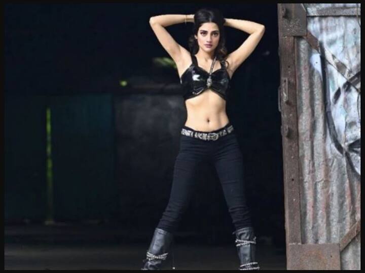 ਇਸ ਫੋਟੋਸ਼ੂਟ 'ਚ ਨੁਸਰਤ ਬਲੈਕ ਬ੍ਰਾਲੇਟ ਅਤੇ ਬਲੈਕ ਜੀਨਜ਼ 'ਚ ਕਾਫੀ ਕਿੱਲਰ ਪੋਜ਼ ਦਿੰਦੇ ਹੋਏ ਦਿਖਾਈ ਦੇ ਰਹੀ ਹੈ। 