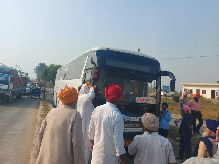 Farmers anger on peak, Badal-owned Orbit bus stopped and protest against Badal in Amritsar ਹੁਣ ਬਾਦਲਾਂ ਦੀਆਂ ਬੱਸਾਂ ਦੁਆਲੇ ਹੋਏ ਕਿਸਾਨ