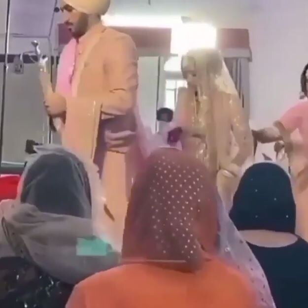 Neha Kakkar and Rohanpreet Singh tied in a Knot with a traditional Anand Karaj ceremony ਰਵਾਇਤੀ ਢੰਗ ਨਾਲ ਆਨੰਦ ਕਾਰਜ ਕਰਵਾ ਇੱਕ ਹੋਏ ਨੇਹਾ ਤੇ ਰੋਹਨਪ੍ਰੀਤ, ਪੰਜਾਬ 'ਚ ਹੋਏਗੀ ਰਿਸੈਪਸ਼ਨ