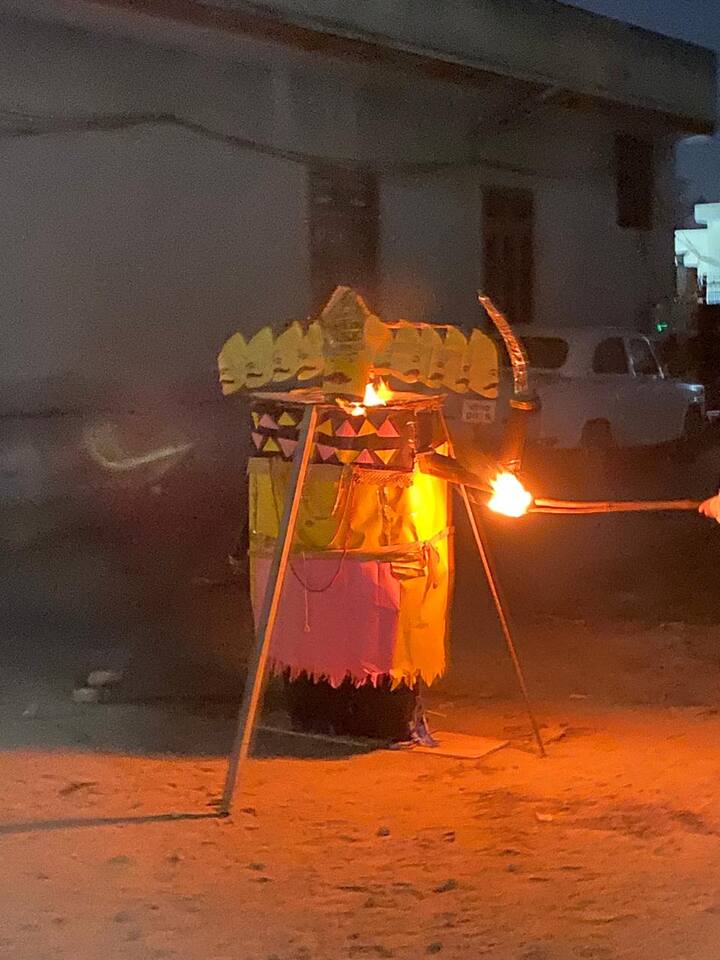 ਬੱਚਿਆਂ ‘ਚ ਦੁਸਹਿਰਾ ਦੇਖਣ ਦਾ ਖ਼ਾਸ ਚਾਅ ਹੁੰਦਾ ਹੈ। ਪਰ ਇਸ ਵਾਰ ਕੋਰੋਨਾਵਾਇਰਸ ਕਾਰਨ ਬੱਚੇ ਸ਼ਹਿਰ ‘ਚ ਮਿੱਥੇ ਥਾਂ ‘ਤੇ ਲੱਗਣ ਵਾਲਾ ਦੁਸਹਿਰਾ ਦੇਖਣ ਨਹੀਂ ਗਏ ਪਰ ਬੱਚਿਆਂ ਨੇ ਕੁਝ ਅਜਿਹਾ ਤਰੀਕਾ ਅਪਣਾਇਆ ਕਿ ਉਨ੍ਹਾਂ ਦੁਸਹਿਰਾ ਦੇਖਣ ਤੇ ਮਨਾਉਣ ਦਾ ਆਪਣਾ ਚਾਅ ਪੂਰਾ ਕੀਤਾ।