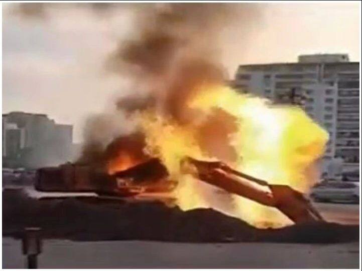 ਗੁਜਰਾਤ ਦੇ ਰਾਜਕੋਟ ਵਿੱਚ ਗੈਸ ਲੀਕ ਹੋਣ ਨਾਲ ਲੱਗੀ ਅੱਗ, ਜੇਸੀਬੀ ਮਸ਼ੀਨ ਸੜੀ, ਜਾਨੀ ਨੁਕਸਾਨ ਤੋਂ ਬਚਾਅ Gujarat Gas leak fire in Rajkot, JCB machine burnt down ਗੁਜਰਾਤ ਦੇ ਰਾਜਕੋਟ ਵਿੱਚ ਗੈਸ ਲੀਕ ਹੋਣ ਨਾਲ ਲੱਗੀ ਅੱਗ, ਜੇਸੀਬੀ ਮਸ਼ੀਨ ਸੜੀ, ਜਾਨੀ ਨੁਕਸਾਨ ਤੋਂ ਬਚਾਅ