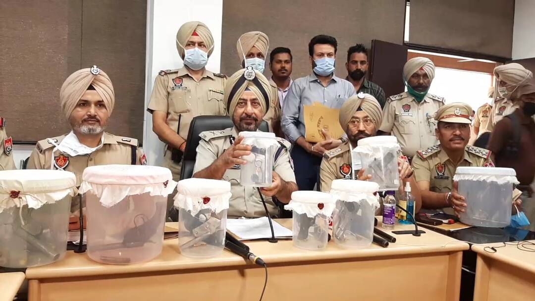 Bathinda police nab two gangs, recover large quantity of ammunition ਬਠਿੰਡਾ ਪੁਲਿਸ ਨੇ ਦਬੋਚੇ ਦੋ ਗੈਂਗ, ਵੱਡੀ ਮਾਤਰਾ ਅਸਲਾ ਬਰਾਮਦ