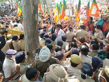 ਕੈਪਟਨ ਨੂੰ ਘੇਰਨ ਲਈ ਬੀਜੇਪੀ ਨੇ ਮੈਦਾਨ 'ਚ ਉਤਾਰੀਆਂ ਬੀਬੀਆਂ, ਪੁਲਿਸ ਨੇ ਬੈਰੀਕੇਡਿੰਗ ਲਾ ਕੇ ਰੋਕੀਆਂ