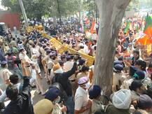 ਕੈਪਟਨ ਨੂੰ ਘੇਰਨ ਲਈ ਬੀਜੇਪੀ ਨੇ ਮੈਦਾਨ 'ਚ ਉਤਾਰੀਆਂ ਬੀਬੀਆਂ, ਪੁਲਿਸ ਨੇ ਬੈਰੀਕੇਡਿੰਗ ਲਾ ਕੇ ਰੋਕੀਆਂ