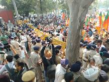 ਕੈਪਟਨ ਨੂੰ ਘੇਰਨ ਲਈ ਬੀਜੇਪੀ ਨੇ ਮੈਦਾਨ 'ਚ ਉਤਾਰੀਆਂ ਬੀਬੀਆਂ, ਪੁਲਿਸ ਨੇ ਬੈਰੀਕੇਡਿੰਗ ਲਾ ਕੇ ਰੋਕੀਆਂ