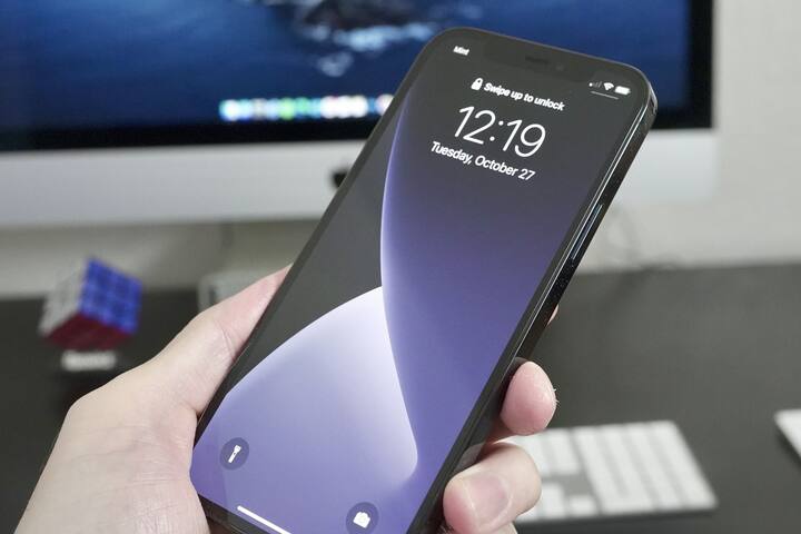 ਟ੍ਰੇਡ ਇੰਨ ਪ੍ਰੋਗਰਾਮ ਵਜੋਂ ਤੁਸੀਂ ਪੁਰਾਣੇ ਸਮਾਰਟਫੋਨਸ ਦੀ ਥਾਂ ਨਵੇਂ ਆਈਫੋਨ 'ਤੇ 22,000 ਰੁਪਏ ਤੱਕ ਦੀ ਛੂਟ ਹਾਸਲ ਕਰ ਸਕਦੇ ਹੋ। ਤੁਸੀਂ ਐਪਲ ਦੇ ਆਨਲਾਈਨ ਸਟੋਰ ਜਾ ਕੇ ਇਸ ਆਫਰ ਨੂੰ ਚੈੱਕ ਕਰ ਸਕਦੇ ਹੋ।