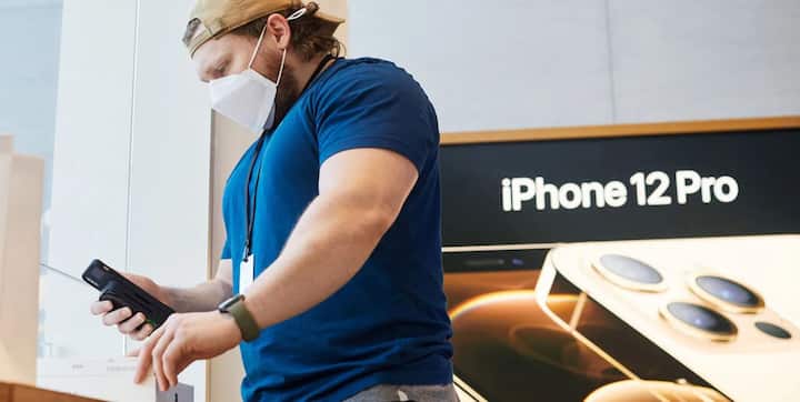 iPhone 12 ਤੇ iPhone 12 Pro ਲਈ ਹਾਹਕਾਂ ਨੇ 23 ਅਕਤੂਬਰ ਨੂੰ ਹੀ ਪ੍ਰੀ ਬੁਕਿੰਗ ਕਰ ਲਈ ਸੀ, ਉਨ੍ਹਾਂ ਨੂੰ ਅੱਜ ਇਹ ਸਮਾਰਟਫੋਨ ਮਿਲਣੇ ਸ਼ੁਰੂ ਹੋ ਜਾਣਗੇ।