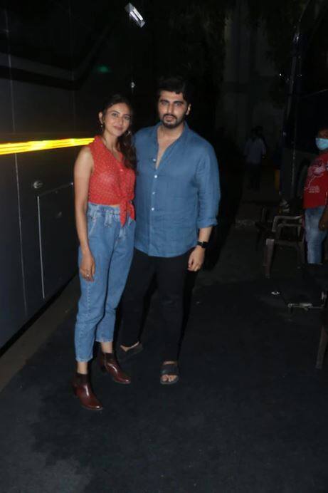 ਬਾਲੀਵੁੱਡ ਐਕਟਰ ਅਰਜੁਨ ਕਪੂਰ ਨੂੰ ਹਾਲ ਹੀ 'ਚ ਐਕਟਰਸ ਰਕੂਲਪ੍ਰੀਤ ਸਿੰਘ ਨਾਲ ਮੁੰਬਈ 'ਚ ਸਪਾਟ ਕੀਤਾ ਗਿਆ। ਇਸ ਦੌਰਾਨ ਦੀਆਂ ਕੁਝ ਤਸਵੀਰਾਂ ਅਸੀਂ ਤੁਹਾਡੇ ਲਈ ਲੈ ਕੇ ਆਏ ਹਾਂ।