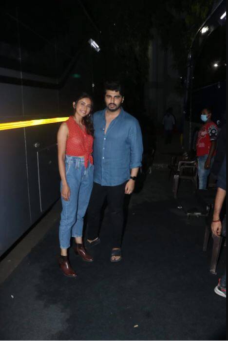 ਤਸਵੀਰਾਂ 'ਚ ਤੁਸੀਂ ਵੇਖ ਸਕਦੇ ਹੋ ਕਿ ਰਕੁਲ ਪੈਪੱਸ ਨੂੰ ਅਜੀਬ ਪੋਜ਼ ਦਿੰਦੇ ਹੋਏ ਨਜ਼ਰ ਆਈ।