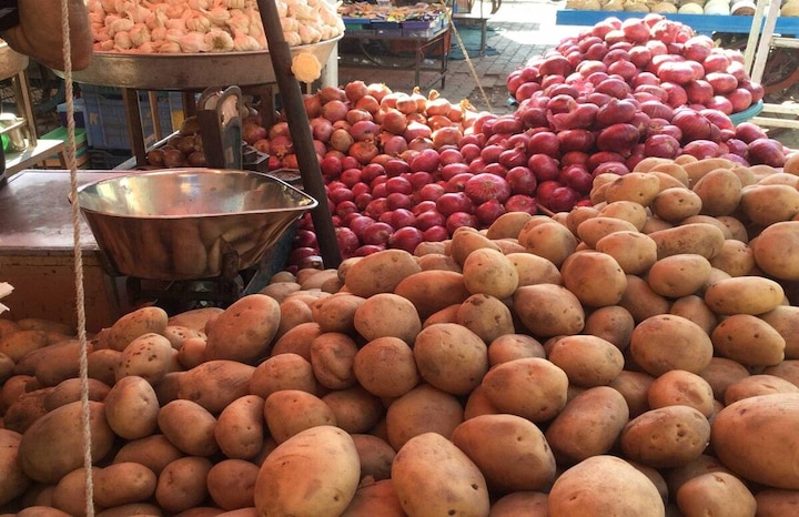 Government to import thousands of tonnes of onions and potatoes ਪਿਆਜ਼-ਆਲੂ ਦੀਆਂ ਕੀਮਤਾਂ ਨੂੰ ਕੰਟਰੋਲ ਕਰਨ ਦੀ ਕੋਸ਼ਿਸ਼ਾਂ ਦੇ ਮੱਦੇਨਜ਼ਰ ਸਰਕਾਰ ਹਜ਼ਾਰਾਂ ਟਨ ਪਿਆਜ਼ ਅਤੇ ਆਲੂ ਕਰੇਗੀ ਦਰਾਮਦ