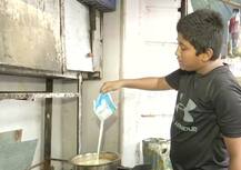 14 ਸਾਲਾ ਬੱਚੇ ਦੀ ਕਹਾਣੀ ਸੁਣ ਤੁਸੀਂ ਵੀ ਹੋ ਜਾਓਗੇ ਭਾਵੁਕ, ਪੜ੍ਹਾਈ ਛੱਡ ਵੇਚਣੀ ਪੈ ਰਹੀ ਚਾਹ