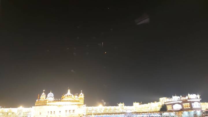 ਦਰਬਾਰ ਸਾਹਿਬ ਵਿਖੇ ਰਾਤ ਦੇ ਵੇਲੇ ਆਤਿਸ਼ਬਾਜ਼ੀ ਵੀ ਹੋਈ।